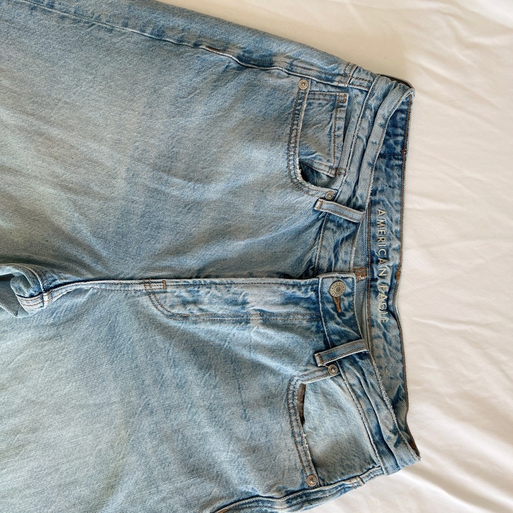 American Eagle Mom fit light wash jean
